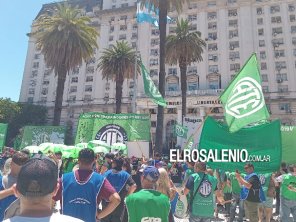 Civiles de la Armada de ATE se manifestaron frente al Ministerio de Defensa