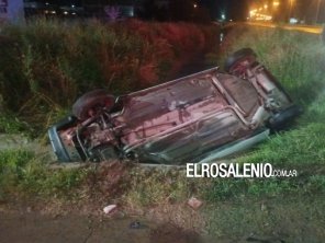Una adolescente volcó con su auto y terminó en una zanja