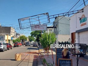 Estructura de un cartel a punto de caerse en pleno centro