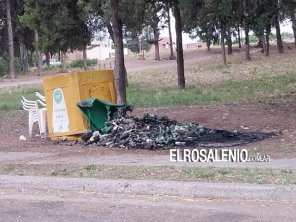 Prendieron fuego dos campanas de reciclado en el Parque San Martín