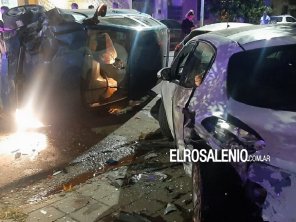 Un peligro: chocó contra tres autos estacionados y volcó