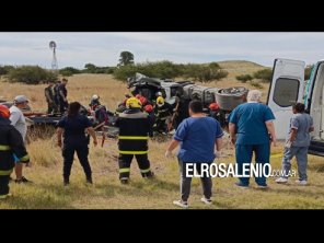 Volcó un camión y su conductora quedó dentro de la cabina