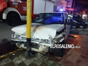 Chocó a otro auto, golpeó contra un semáforo y se prendió fuego