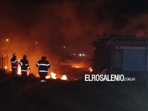 Incendio en pastos y maderas en el fondo de un terreno generó preocupación