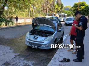 Un trapo olvidado en una reparación generó principio de incendio en un auto en pleno centro