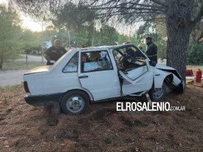 Pehuen Co: chocaron contra un árbol en avenida San Martín