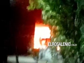 Daños totales en un auto estacionado en la parte trasera de una casa