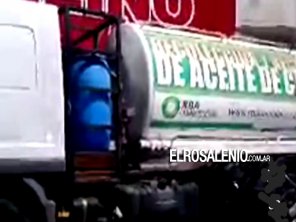 Un camión derramó aceite comestible sobre cinco cuadras céntricas