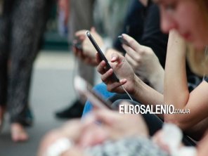 Uso del celular en las aulas: un tercio de los estudiantes admite que afecta su rendimiento 