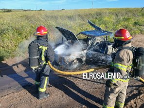 Se incendió un auto en un camino rural cerca de los barrios Albatros