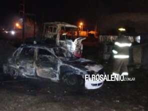 Dos vehículos incendiados en los fondos de calle Alem al 2500