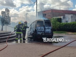 Se incendió un utilitario en la esquina de Salta y 17 de febrero