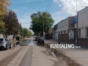 Desborde cloacal frente al hospital municipal