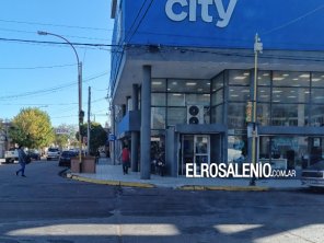 Peligro en la esquina de 25 de mayo y Rivadavia: dos semáforos en verde a la vez