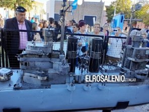 Saavedra: los presos crearon una réplica gigante del crucero Belgrano con restos de metal 