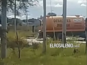 Camión desobstructor vació su carga de líquidos cloacales en una esquina