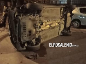 Impactó contra dos vehículos estacionados