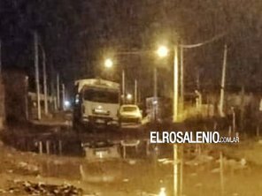 Un camión recolector de residuos quedó varado en una calle de tierra