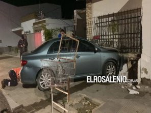 Un automovilista chocó contra el frente de una casa y escapó 