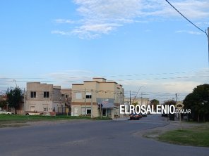 Bajó del auto para ir a la panadería y le robaron celulares y dinero