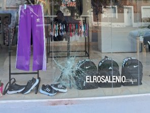 Le rompieron la vidriera de un ladrillazo y pide ayuda de cámaras de seguridad