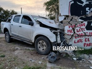 Chocó contra un paredón, pasaron más de 3 horas y no quiere bajarse de la camioneta
