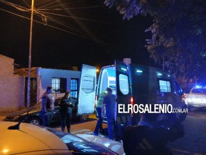 Hospitalizaron a un joven tras chocar en moto contra un auto estacionado 