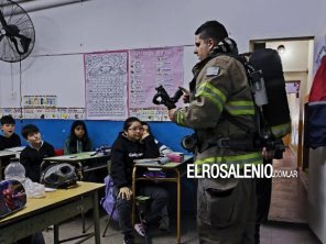 Bomberos Voluntarios visitan escuela capacitando a los alumnos para prevenir incendios