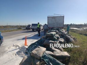 Volcó el acoplado de un camión que transportaba harina en Ruta 229 cerca de Villa Arias