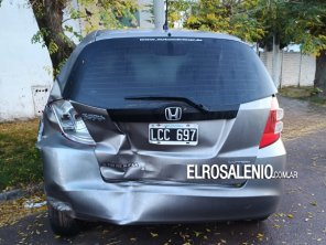 Buscan localizar al conductor de un auto rojo que chocó a otro estacionado y huyó en Salta al 200