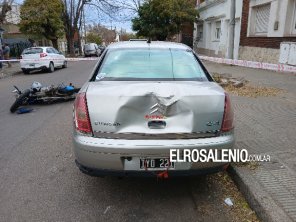 Conductor de moto impactó contra el lateral de un auto y el baúl de otro que estaba estacionado