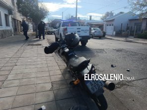 Chocaron una moto de delivery y un Ford Taunus en San Martín y 25 de mayo