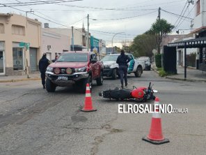 Chocaron una moto y una camioneta en la esquina de Murature y Urquiza