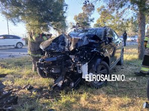 Perdió control del auto, se cruzó de carril, e impactó contra un árbol