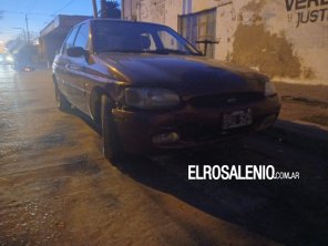 Chocaron una moto y un auto en la esquina de Roca y Pellegrini