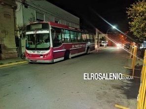 Colectivo perdió una rueda y quedó varado en calle 25 de mayo al 300