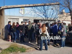 Concentración en apoyo a Cristina Fernández en la sede del PJ local
