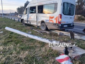 Una combi que transportaba obreros del puerto chocó guardarrail y columna frente a Villa Arias