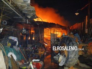 Voraz incendio en taller mecánico de la zona sur de la ciudad