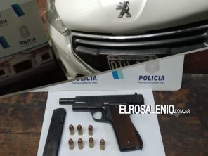 Llevaban en el auto un arma lista para disparar. Quedaron aprehendidos