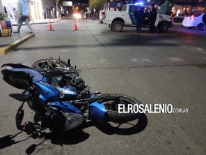 Una mujer fue embestida por una moto en el centro y debió ser hospitalizada