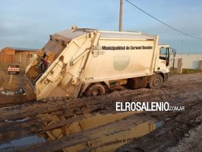 Camión recolector municipal quedó varado en el barro en una calle en mal estado