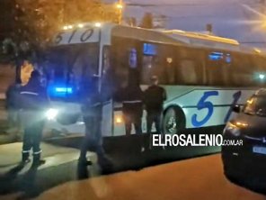 Colectivo que trasladaba obreros desde el puerto, quedó varado al intentar doblar una esquina