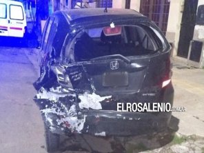 Un conductor chocó dos autos estacionados y se escapó 