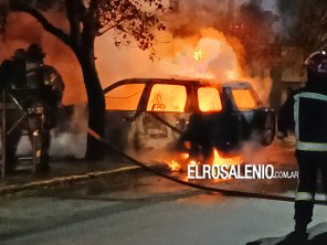 Fuego en una camioneta, contenedor, y vandalismo en una vereda