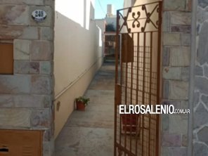 Ataron a un anciano en su casa y le robaron una importante suma en dólares 