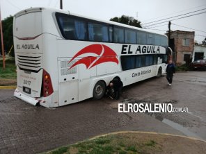 Colectivo de larga distancia quedó “colgado” en el Pasaje Giorno