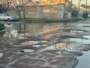 Mitre y 17 de agosto, intransitable por acumulación de líquidos cloacales y pozos