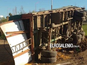 Autovía Bahía – Punta Alta: un camión se quedó sin frenos y terminó volcando su carga