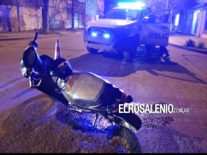 Accidente entre un auto y una moto en el macrocentro